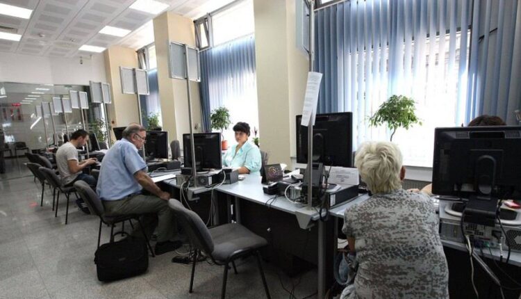 Guvernul acordă o zi liberă pe 2 mai 2025 pentru bugetari în cadrul unei minivacanțe