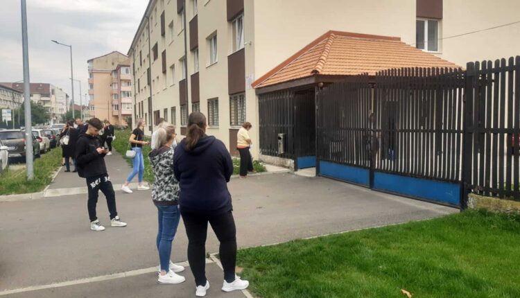 Elevii din întreaga țară încep simularea examenului de Bacalaureat 2025 la limba română