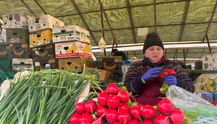 Verdețurile de primăvară au sosit în Piața Cibin cu oferte atractive pentru sibieni