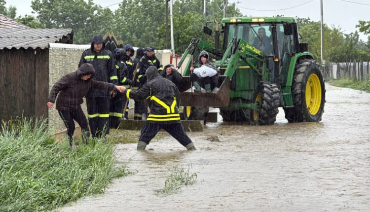 Inundații severe impun restricții de circulație în mai multe județe din România
