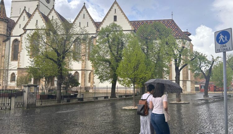 Meteorologii emit alertă de vreme severă cu ploi torențiale și vânt puternic în estul țării