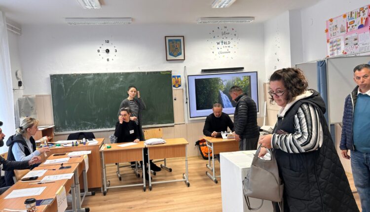 Românii participă masiv la vot cu peste 6 milioane de alegători înregistrati la alegeri