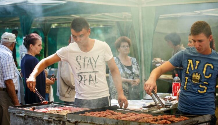 Ziua Internațională a Muncii: Tradiții variate de la petreceri la proteste în întreaga lume