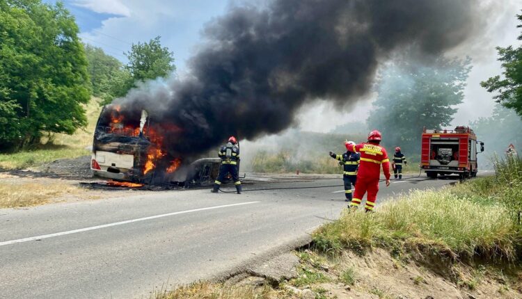 Autocar distrus de flăcări în apropiere de Boarta, șoferul a scăpat nevătămat