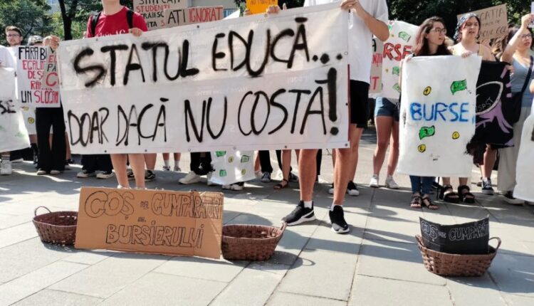Elevii și studenții protestează împotriva tăierilor de fonduri pentru burse școlare și universitare
