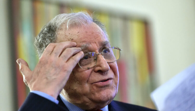 Ion Iliescu rămâne internat în terapie intensivă, starea sa este staționară
