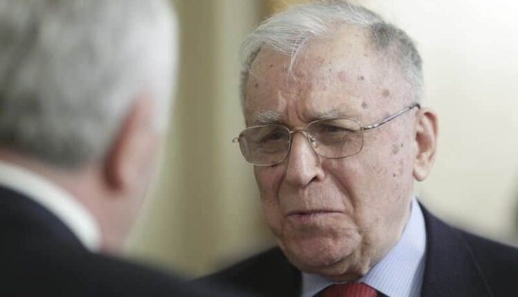 Ion Iliescu se află într-o ușoară ameliorare dar necesită oxigen în terapie intensivă