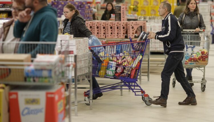 Numărul persoanelor sărace a scăzut cu 9% în 2024 ajungând la 3,5 milioane potrivit INS