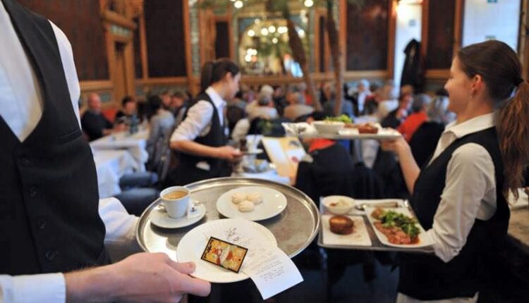 Propunerea guvernului de a majora TVA-ul riscă să afecteze grav industria ospitalității