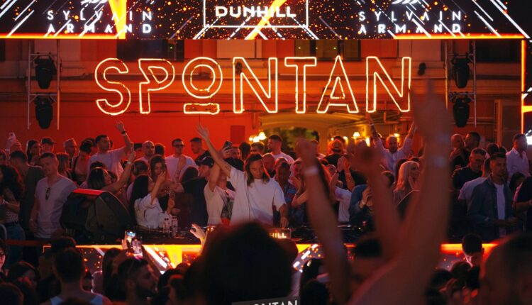 Spontan reinterpretează atmosfera festivalului în curtea medievală a Sibiului