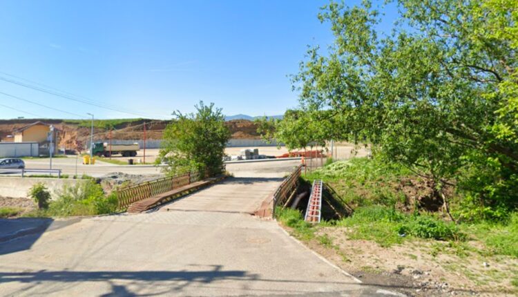 Pod de lemn din centrul Șelimbărului, refăcut din temelii de primărie