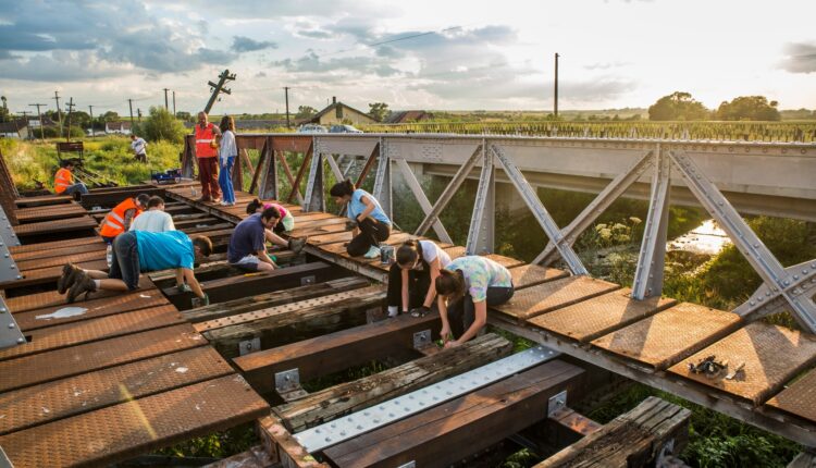 Podul Fetelor de pe Valea Hârtibaciului a fost jefuit de plăci metalice