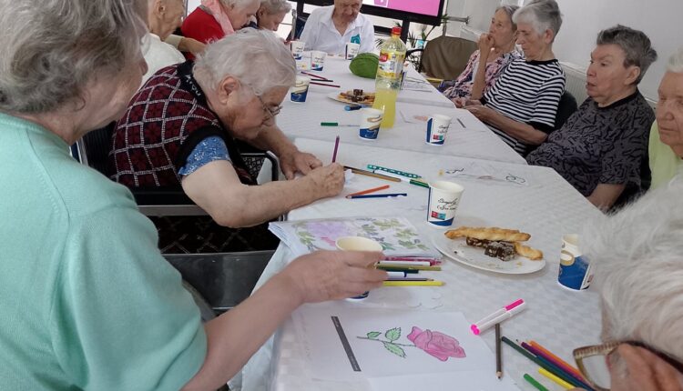 Seniorii din Săliște au pictat trandafiri la o șezătoare cu muzică