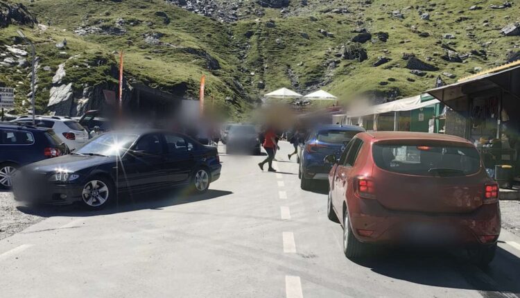 Turiștii aglomerează drumurile naționale, poliția gestionează traficul pe Valea Oltului și Transfăgărășan