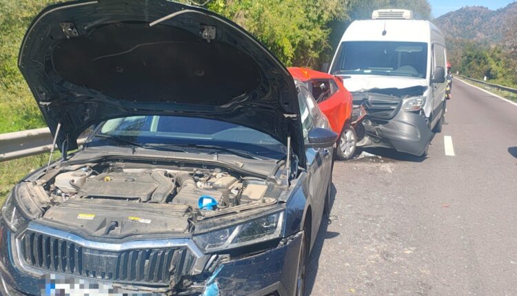 Accident grav pe DN 7 în Vâlcea: patru autoturisme implicate și o persoană rănită