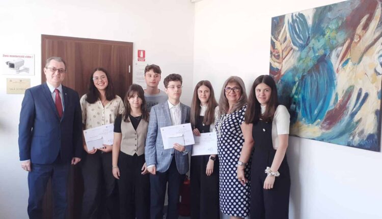 Cei mai buni elevi din țară, recompensați cu stimulente financiare pentru media 10