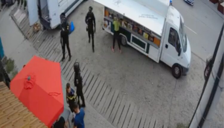 Chef întrerupt de mascați într-un sat din Sibiu, bărbați încătușați și duși la secție