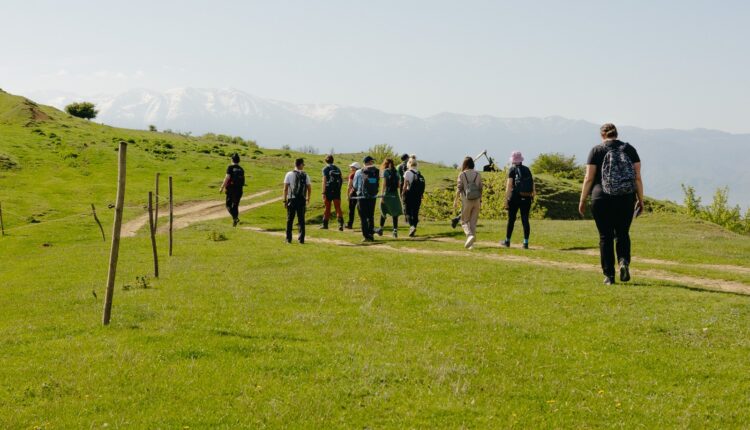 Drumeții pentru vârstnici cu aer curat, gusturi tradiționale și povești în Hamba