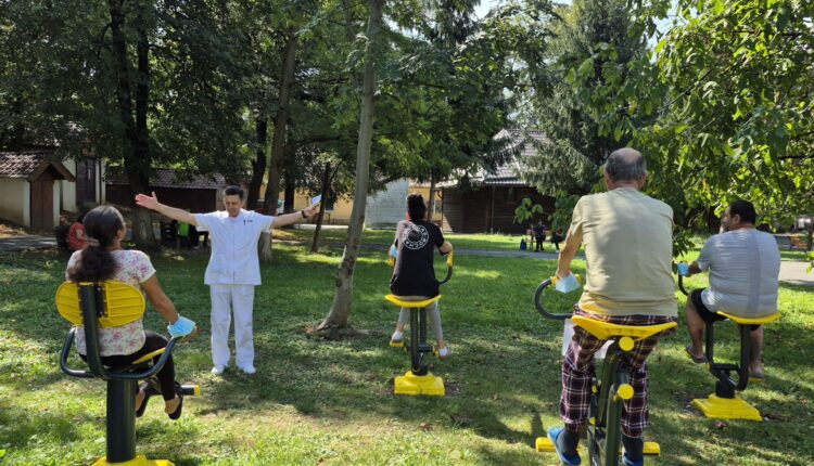 Pacienții Spitalului de Pneumoftiziologie Sibiu fac sport în aer liber pe aparate de fitness