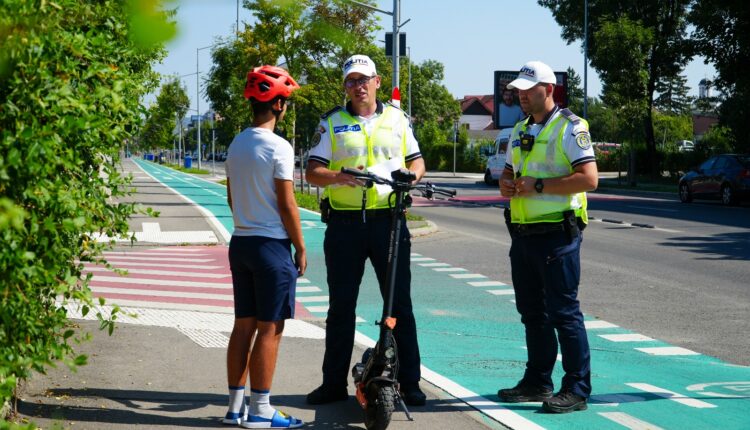 Polițiștii oferă sfaturi pentru elevi și părinți privind trotinetelor și bicicletelor