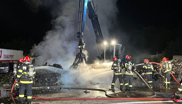 Pompierii sibieni sting un incendiu de deșeuri auto în apropiere de Sibiu