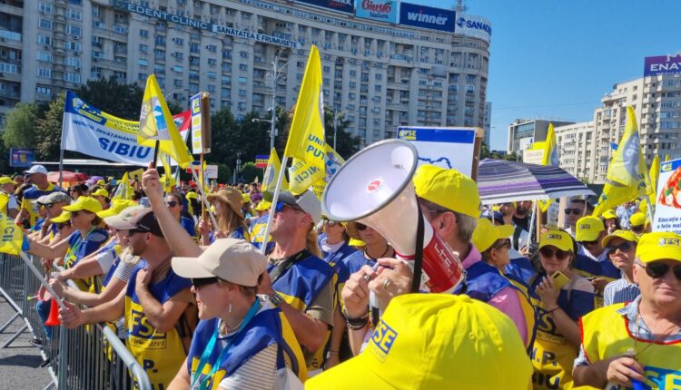 Profesorii din Sibiu protestează la București în prima zi de școală
