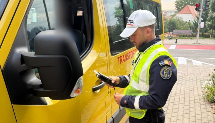Razie pe microbuzele școlare din Sibiu, polițiștii verifică șoferii