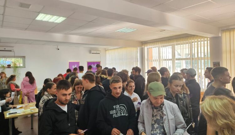 Aproape 60 de absolvenți selectați pentru angajare după bursa locurilor de muncă de la Sibiu