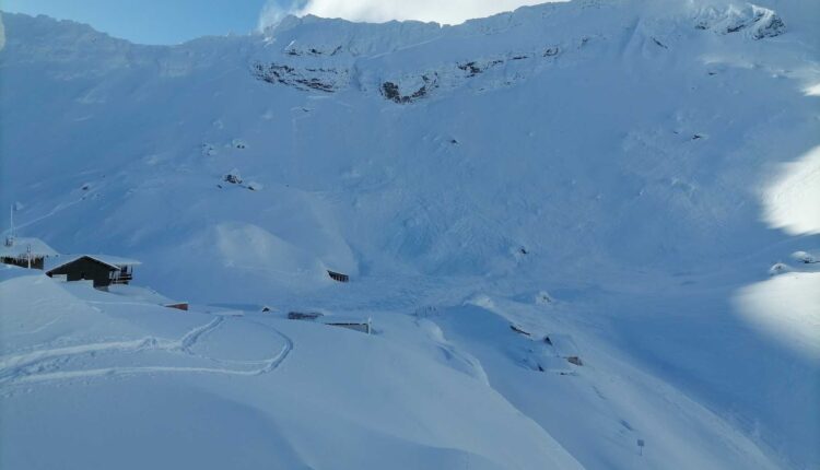 Avertisment pentru drumeți privind riscul de avalanșe la Bâlea Lac și Făgăraș