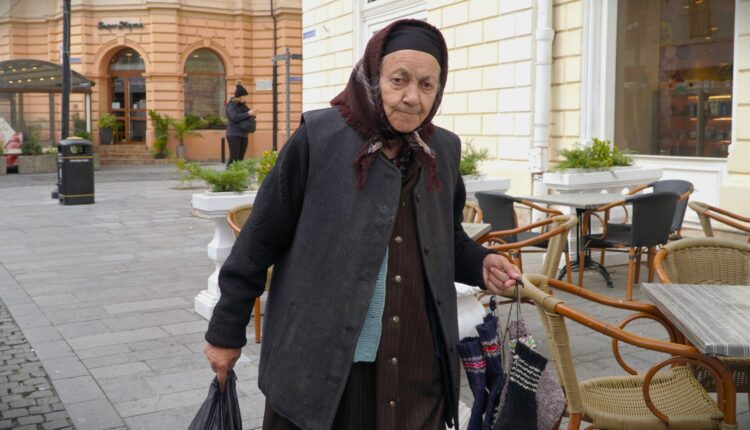 Bunicuta din Săliște croșetează șosete de lână pentru a supraviețui