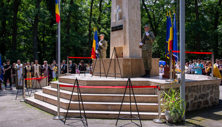 Ceremonie militară la Sibiu de Ziua Armatei României cu coroane de flori la Monumentul Eroilor