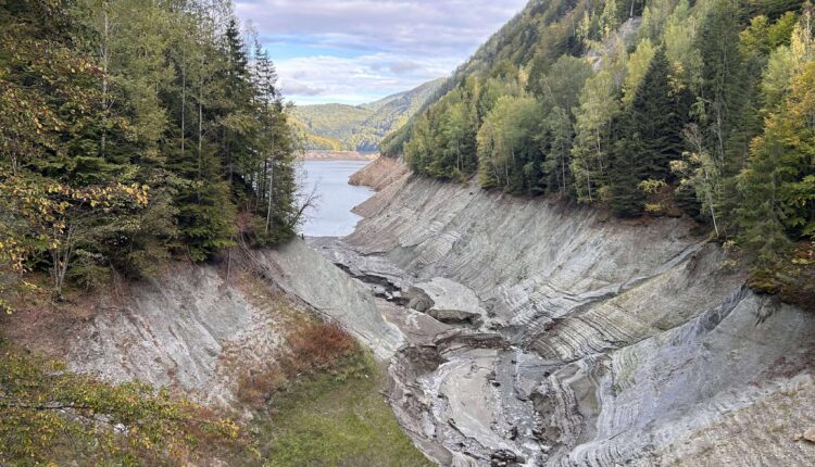 Lacul Vidraru transformă peisajul după golirea a 92 milioane de metri cubi de apă