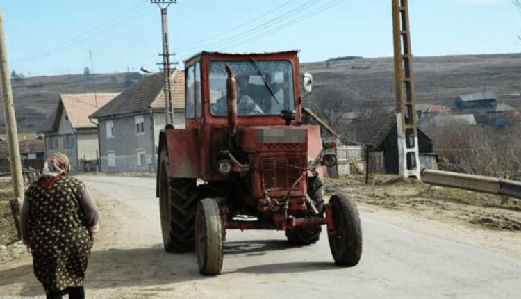 Patru bărbați din Roșia, cercetați penal pentru conducere fără permis și tractoare neînmatriculate