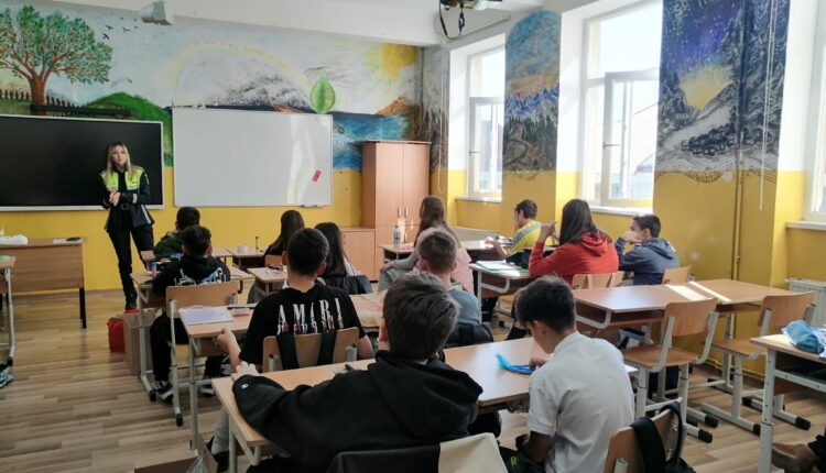 Polițiștii sibieni oferă lecții de siguranță pentru copiii din Sibiu