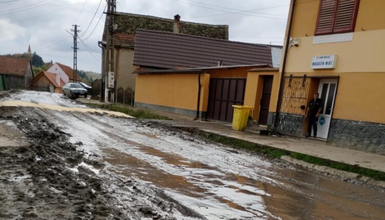 Străzi impracticabile din Vurpăr, localnicii cer soluții rapide din partea primăriei