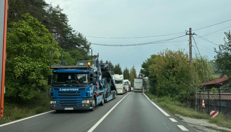 Trafic restricționat în două zone pe Valea Oltului din cauza lucrărilor de reabilitare