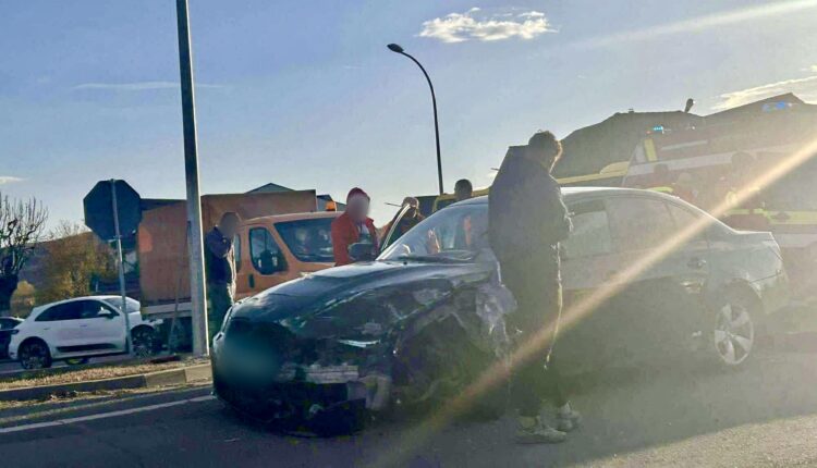Accident pe DN1 în intersecția din zona Extaz, două mașini implicate