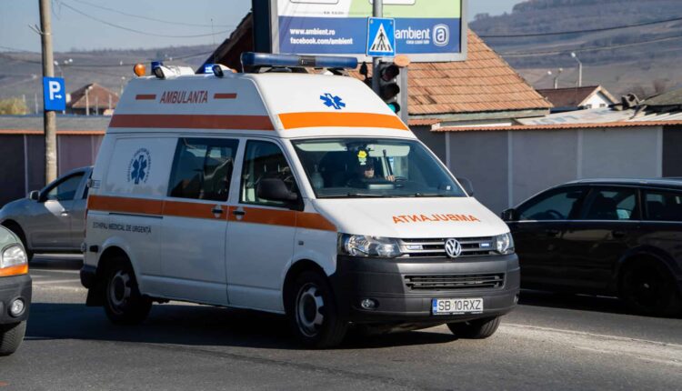 Accident în apropiere de Agnita, mașină răsturnată și o femeie rănită