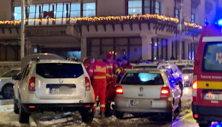 Accident în Piața Unirii din Sibiu a dus un tânăr la spital