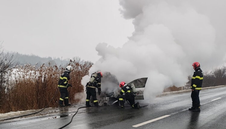 Mașină în flăcări pe DN1 la Scoreiu, pompierii au intervenit pentru stingerea incendiului