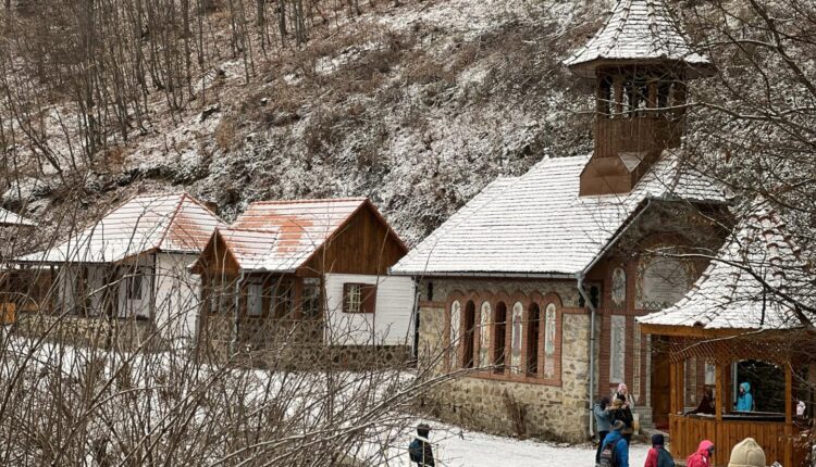 Pe urmele lui Arsenie Boca în Mărginimea Sibiului, schitul Foltea și izvorul miraculos