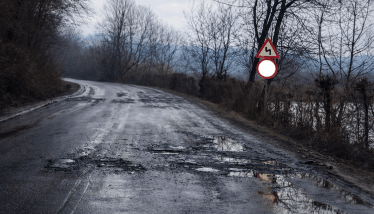 Drum în stare dezastruoasă între Podu Olt și Racovița afectează siguranța traficului