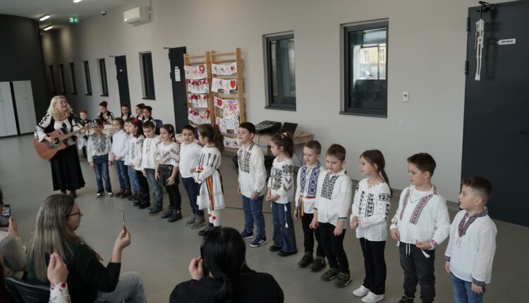 Elevii din Mediaș, program artistic de Dragobete cu scenete și cântece tradiționale românești