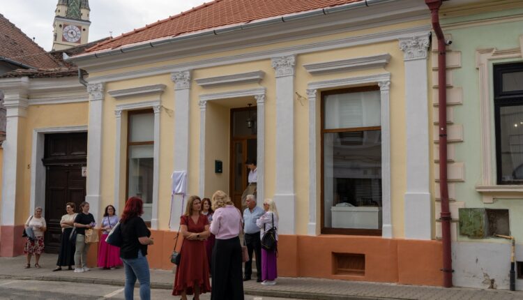 Gest de solidaritate la Mediaș prin clădire iluminată în portocaliu și donații de păr pentru bolnavi de cancer