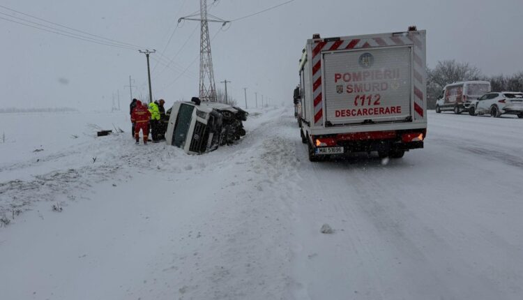 Peste 100 de persoane blocate în mașini din cauza ninsorii în mai multe județe