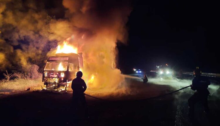 TIR în flăcări pe Valea Oltului arde în parcarea unui popas turistic