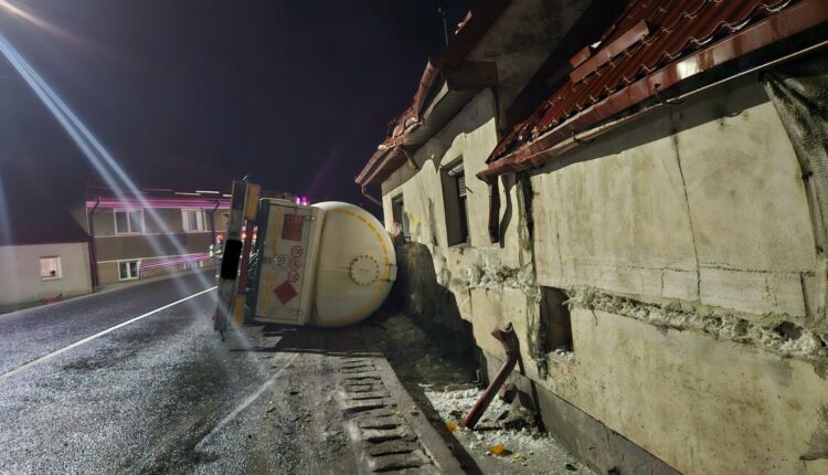 Trafic blocat pe DN1 la Scoreiu din cauza unei cisterne cu gaz răsturnate