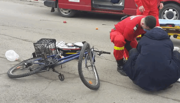 Accident cu fugă de la locul faptei la Roșia, biciclist transportat la spital