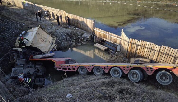 Accident grav pe DN7, un TIR s-a răsturnat într-un șanț pe Valea Oltului