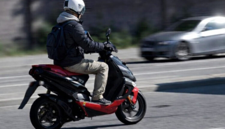 Adolescent prins beat la volanul unui moped neînmatriculat în Bârghiș